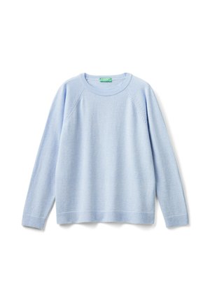 Pull bleu clair à col rond avec manches longues, poignets, ourlet et encolure côtelés, posé à plat sur un fond blanc.