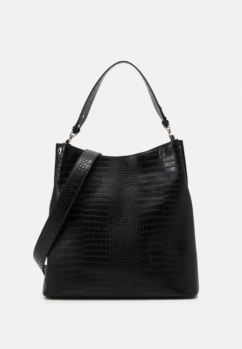 Sac à main en cuir noir embossé crocodile avec une poignée supérieure et une bandoulière amovible sur fond blanc uni.