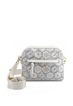 Borsa bianca a tracolla con motivi geometrici a linee nere, loghi esagonali, tasca frontale con cerniera e tracolla larga regolabile con accessori dorati.