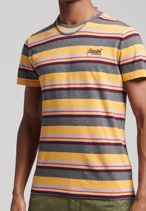 Homme portant un t-shirt à manches courtes col rond avec des rayures horizontales jaunes, grises, bordeaux et blanches, et un collier chaîne argenté.