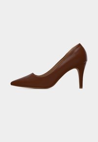 Καφέ δερμάτινο γοβάκι με ψηλό τακούνι, μυτερή μύτη, λεία υφή, λεπτό τακούνι στιλέτο και καθαρές γραμμές. Χωρίς ορατές διακοσμήσεις.