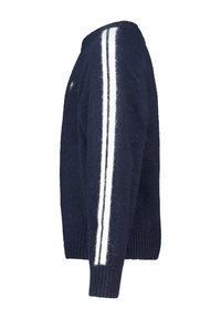 Pull marin bleu avec une finition texturée et duveteuse, présentant deux rayures verticales blanches sur le côté et des poignets et un ourlet côtelés.