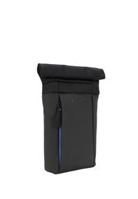 Mochila negra con tapa enrollable, fabricada en material duradero, que cuenta con un bolsillo frontal con cremallera con forro azul y un hardware minimalista.