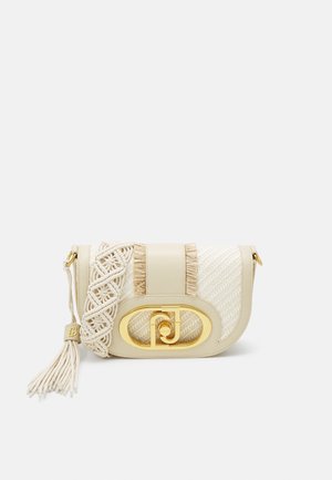 Krémová kabelka s texturovaným tkaným designem, zlatými kovovými prvky, postranním makramé detailem a dekorativním třásňovým ozdobou. Ideální pro každodenní použití.