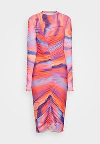 Långärmad klänning i rynkad, lättviktsstoff. Har ett färgglatt abstrakt mönster i rosa, lila och orange nyanser. Utsmyckad halsringning.