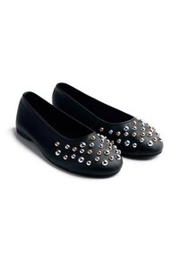 Bailarinas negras con punta redondeada, adornadas con tachuelas metálicas en oro y plata, con una textura de imitación de cuero suave.