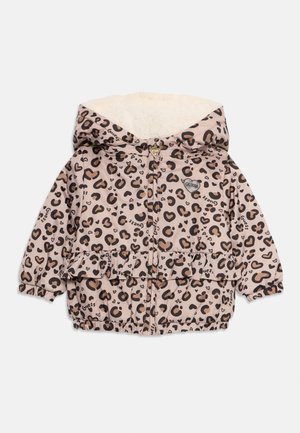 Veste matelassée beige pour tout-petit avec imprimé léopard noir et cœurs, taille volantée, capuche, doublure en polaire et fermeture éclair à l'avant avec tirette en forme de cœur.