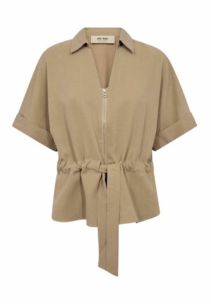 Beež lühikeste varrukatega pluus kraega, ees tõmblukk ja kangast vöö, mis on seotud kokkutõmmatud vöökohal.