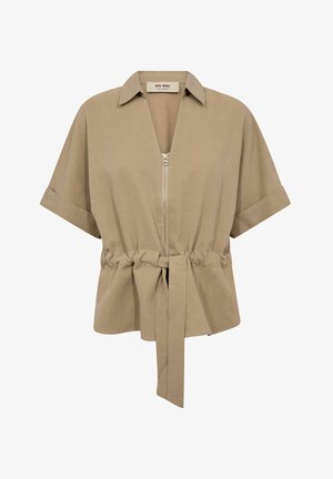 Beež lühikeste varrukatega pluus kraega, ees tõmblukk ja kangast vöö, mis on seotud kokkutõmmatud vöökohal.