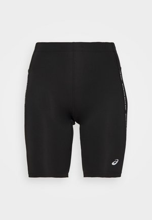 Černé sportovní kraťasy s přiléhavým střihem, vyrobené z hladké látky. Obsahují boční akcenty a detail loga na spodní přední části.