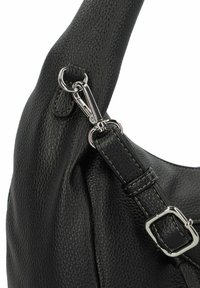 Borsa a tracolla in pelle nera con finitura testurizzata. Presenta accessori in argento, chiusura con zip e una tracolla regolabile con una fibbia rettangolare.