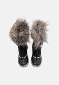 Bottes d'hiver imperméables noires avec col en fausse fourrure grise, corps noir texturé, bordure blanche et devant à lacets.