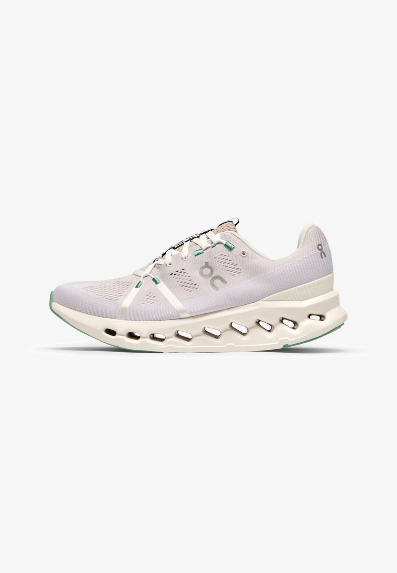 Chaussure de running gris clair avec dessus ventilé, semelle amortissante avec découpes hexagonales et logos de la marque "on" sur le côté et le talon.