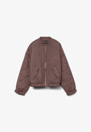 Prošívaná bomber bunda v tlumené mauve barvě. Má přední zip, žebrované manžety a dvě boční kapsy. Měkká textura, volný střih, zaoblený límec.