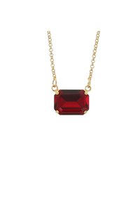 Gouden ketting met een rechthoekige rode edelsteen, gefacetteerd met vier klauwen, die een gladde afwerking en rijke kleur uitstraalt.