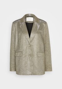 Blazer metálico dorado con un diseño estructurado, dos bolsillos frontales, cierre de un solo botón y una textura similar a la saten.