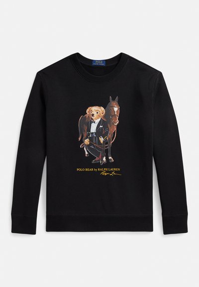 Czarna bluza z grafiką z przodu przedstawiającą niedźwiedzia w smokingu obok konia, z żółtym napisem "POLO BEAR by RALPH LAUREN."