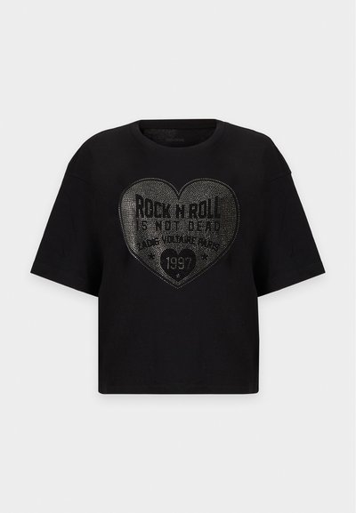 Μαύρο κοντομάνικο t-shirt με μεγάλο καρδιά-αποτελούμενο ασημένιο σχέδιο με καρφίτσες και τη φράση "Rock n Roll is not dead" στο κέντρο μπροστά.