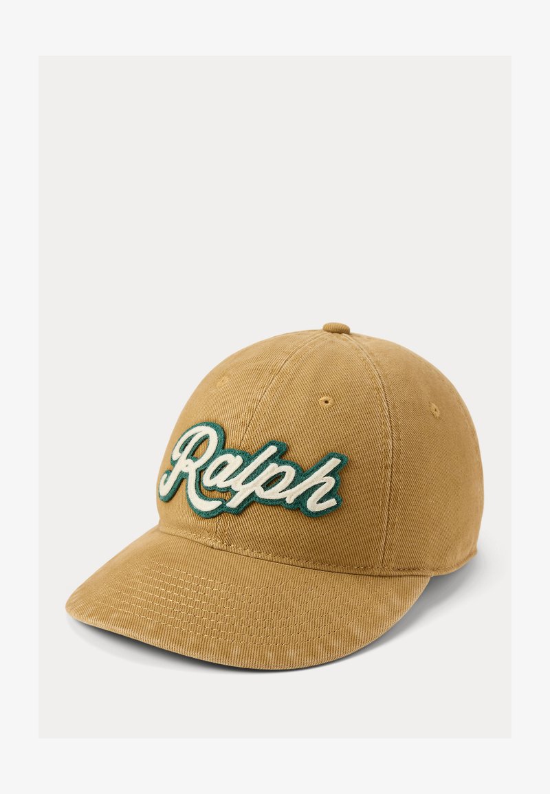 Világosbarna baseballsapka ívelt karimával, elülső paneljén fehér és zöld színű "Ralph" hímzéssel.