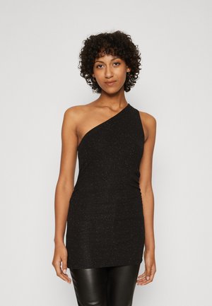 Schwarzes Top mit einem Schulterträger aus strukturiertem, glitzerndem Stoff. Fitted Silhouette mit Raffung an der Taille, kombiniert mit glänzenden schwarzen Hosen.