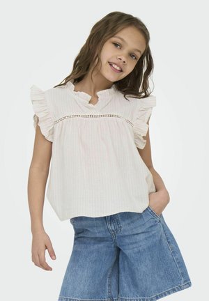 Licht gestreept, kort mouwtopje met ruche-randen en een voorpand detail, gecombineerd met denim shorts. Zachte stof en een relaxte pasvorm.