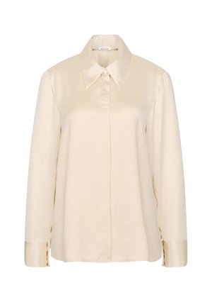 Langærmet satinbluse i cremefarve med spids krave, skjult knaplukning og manchetter med knapper, vist på en hvid baggrund.