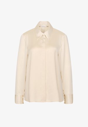 Crème kleurige satijnen blouse met lange mouwen, puntkraag, verborgen knopenlijst en knoopmanchetten, getoond op een witte achtergrond.