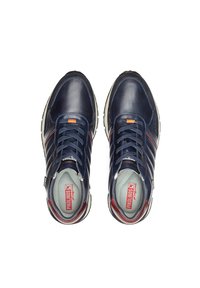 Baskets en cuir bleu marine avec une tige texturée, semelle blanche, rayures rouges et col rembourré. Comprend des semelles rembourrées et des lacets.