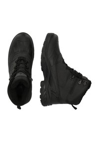 Scarpe da trekking nere con parte superiore texturizzata, suola in gomma robusta, sistema di allacciatura e interno isolato per calore e comfort.