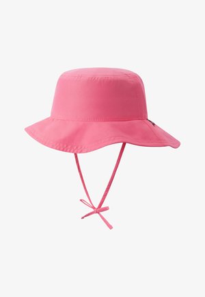 Różowy kapelusz typu bucket z szerokim rondem, wyposażony w regulowane paski pod brodę, związane na kokardkę, wykonany z miękkiego materiału.