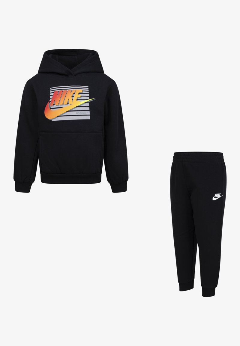 Conjunto de hoodie e calças de treino pretas. O hoodie apresenta um logo da Nike impresso com riscas horizontais. Tecido suave, punhos elásticos e cintura elástica.