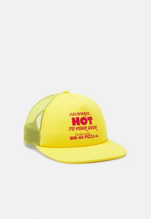 Gele mesh truckerpet met rode tekst "Delivered Hot to Your Door" en telefoonnummer "805-45-PIZZA" op het voorpaneel.