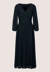 Zwarte geplooide jurk met lange mouwen, V-hals en gestructureerde stof. Heeft een getailleerd lijfje en een vloeiende rok, met een ritssluiting aan de achterzijde.