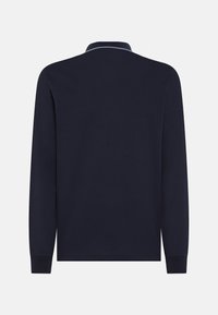 Polo a maniche lunghe di colore blu navy, realizzato in cotone liscio. Presenta un colletto classico con un bordo in contrasto. Design semplice, senza decorazioni.