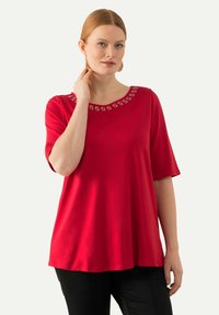 Ulla Popken RHINESTONE NECKLINE SHORT SLEEVE - Camiseta estampada - salsa