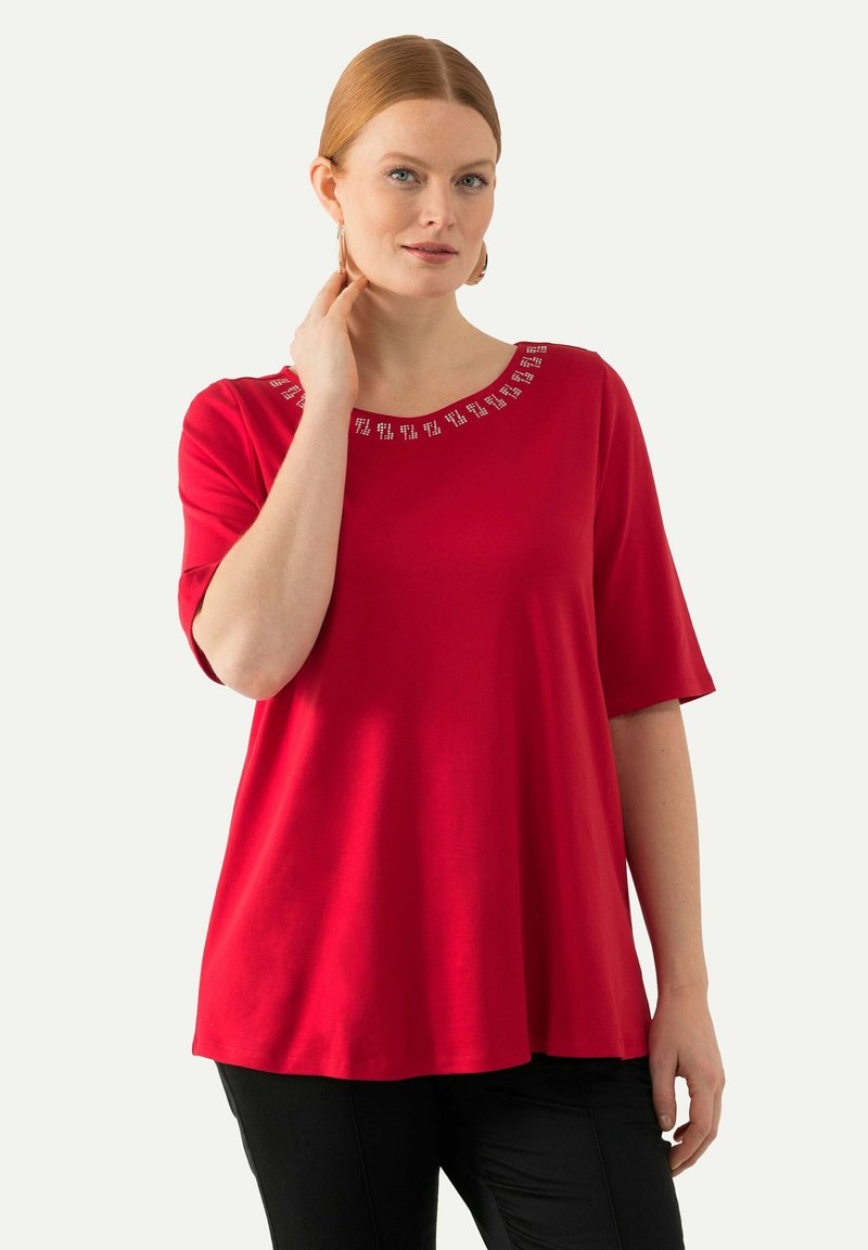 Ulla Popken RHINESTONE NECKLINE SHORT SLEEVE - Camiseta estampada - salsa