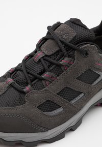 Scarpa da trekking da uomo con tomaia in rete sintetica nera e dettagli in suede grigio, cuciture rosa, punta rinforzata e suola grigia robusta.