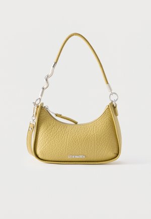 Piccola borsa gialla con texture, cerniera superiore curva, manico corto ondulato, tracolla staccabile e logo Steve Madden in argento.