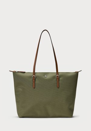 Sac cabas vert olive avec poignées en cuir marron et petit logo argenté à l'avant, avec une fermeture éclair sur le dessus.