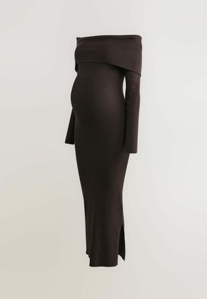 Off-shoulder jurk met lange mouwen in donkerbruin ribstof, aansluitende silhouet met een zijsplit, gladde textuur en eigentijds ontwerp.