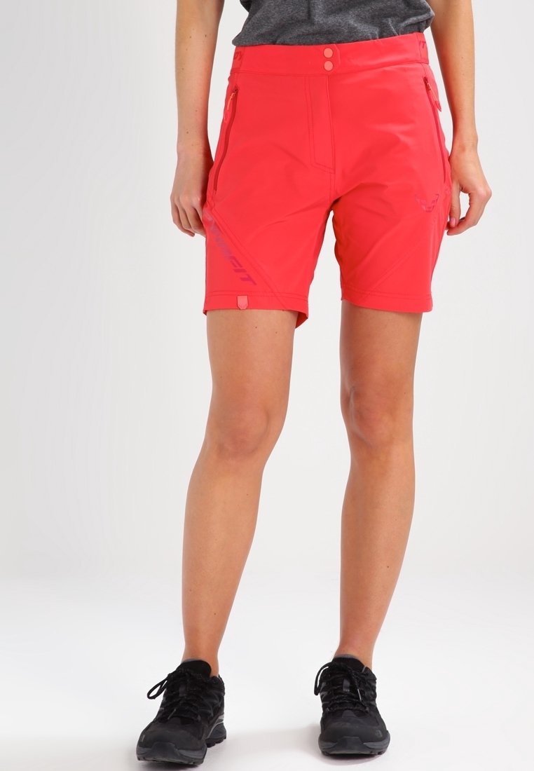 Rote Sportshorts aus synthetischem Material, mit einem eleganten Design, zwei Seitentaschen und einem Logo-Akzent am linken Oberschenkel.