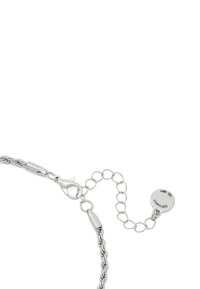 Bracelet en argent avec un design de chaîne torsadée, une fermeture à pince de homard et une extension réglable avec une médaille ronde pour l'identification de la marque.