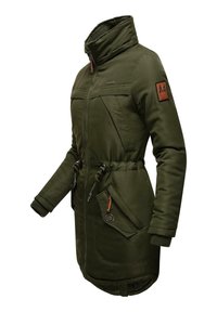 Olivgrön, lång damjacka med dragkedja och dragsko i midjan, med sidofickor, hög krage och en strukturerad applikation på ärmen.