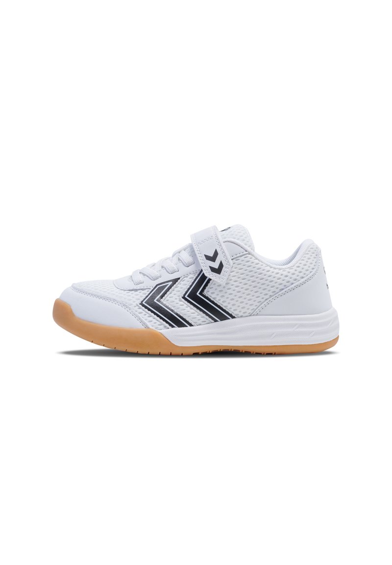 Chaussure de sport blanche avec une tige en mesh, rayures chevron noires et une semelle en caoutchouc beige. Elle dispose d'une sangle Velcro pour un maintien sécurisé.