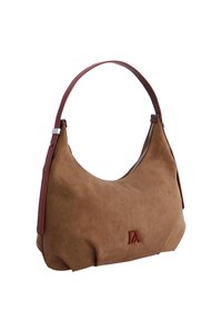 Bolso de hombro de ante marrón con forma curva, correa de cuero en contraste y cierre con cremallera. Presenta un logotipo sutil en el frente.