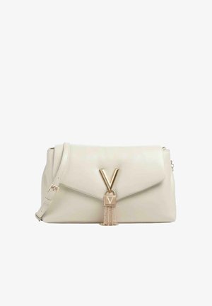 Bolso de mano de cuero beige con cierre de solapa, herrajes de metal dorado, un acento en forma de "V" y detalle de borla. Incluye correa de hombro ajustable.