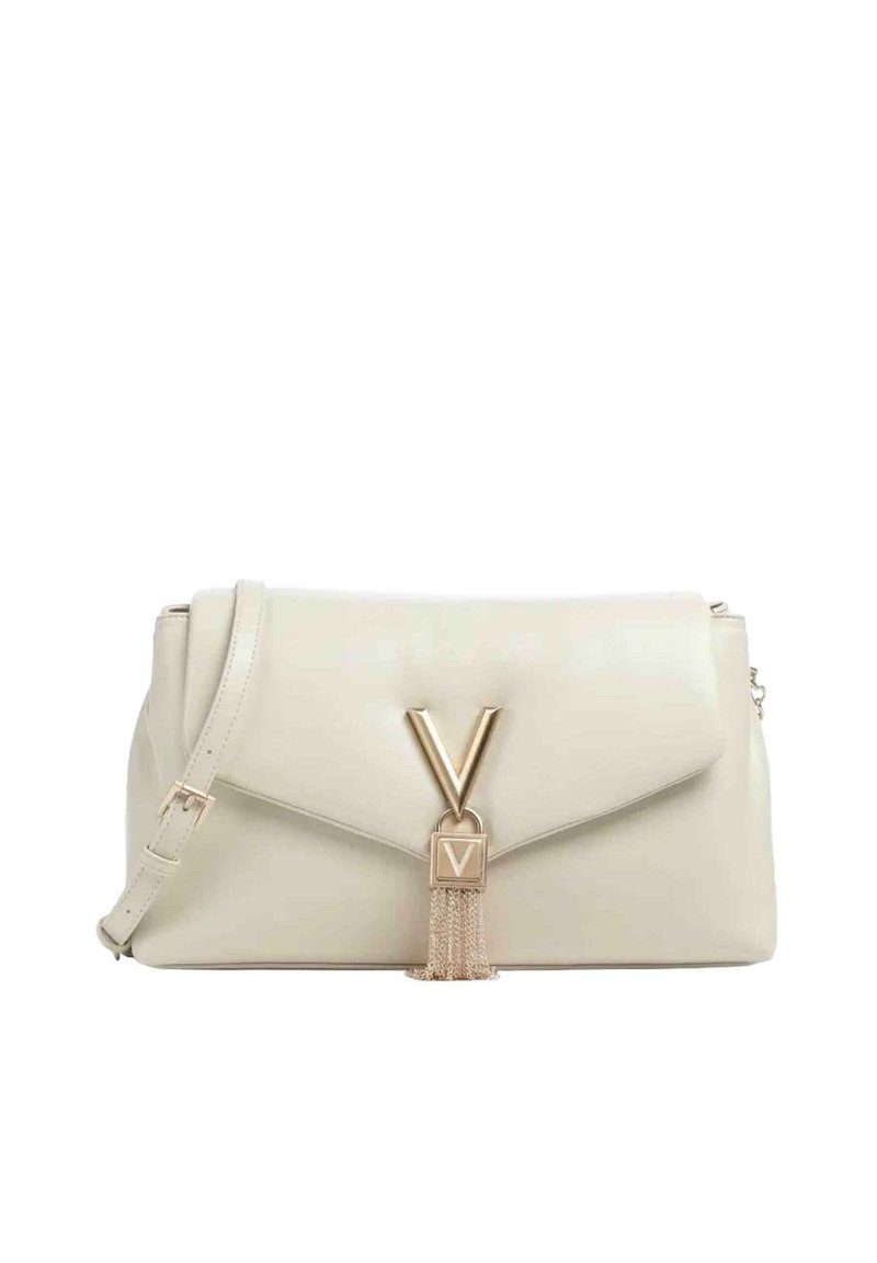 Beige leren handtas met een klepsluiting, gouden metalen accenten, een "V"-detail en een kwastje. Verstelbare schouderriem inbegrepen.