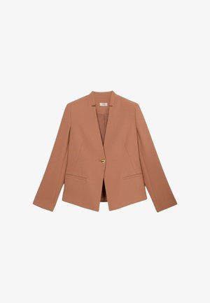 Blazer beige con cuello de muesca, cierre de un botón dorado, dos bolsillos frontales y mangas largas. Tejido suave con un ajuste entallado.