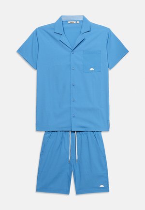 Blauw overhemd met korte mouwen en knopen, voorzien van een borstzak, en bijpassende shorts met trekkoord, beide met subtiele horizontale strepen en kleine witte logo's.