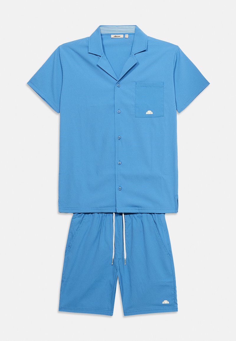 Μπλε πουκάμισο με κοντά μανίκια και κουμπιά, με τσέπη στο στήθος, και ταιριαστό σορτς με κορδόνι, και τα δύο με διακριτικές οριζόντιες ρίγες και μικρά λευκά λογότυπα.
